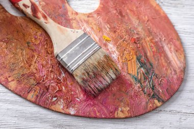 Palet tablo üzerinde fırça ile boya