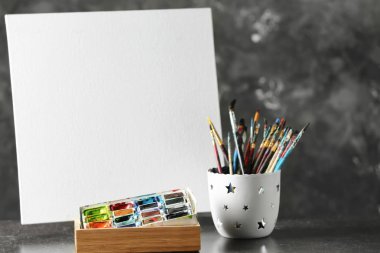 Boya fırçaları, suluboya ve tuval üzerinde tablo ile sahibi