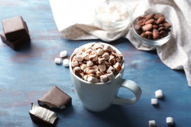 Ahşap masa üzerinde hatmi ile lezzetli kakao içecek fincan