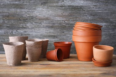 Bahçe ahşap arka plan üzerinde için tencere