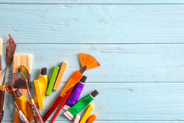 Araçlar ve boyalar ahşap arka plan üzerinde profesyonel sanatçı