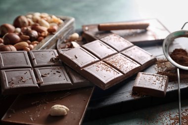 Gemide çikolata parçaları