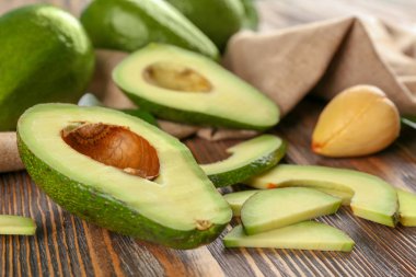 ahşap masa üzerinde avokado kesmek