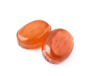 Beyaz arkaplanda renkli şekerler