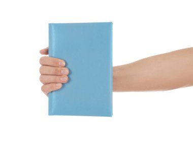 Beyaz arka plan üzerinde kitapla erkek el