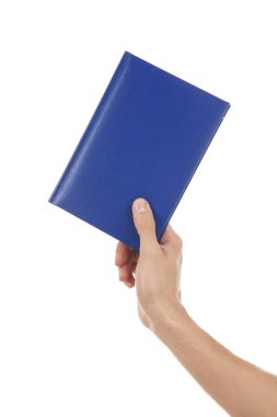 Beyaz arka plan üzerinde kitapla erkek el