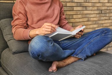 adam evde çok ilginç bir kitap okuma