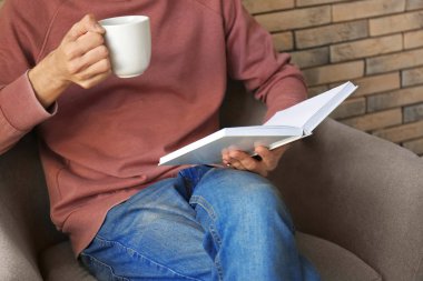Okuma ilginç bir kitap ve içme kahve evde adam