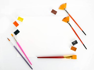 Fırçalar ve boya beyaz arka plan üzerinde sayfaya