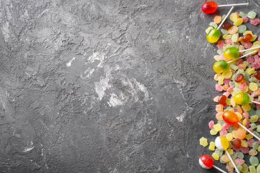 Gri arka plan üzerinde renkli şekerler