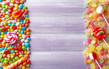 Ahşap arka plan üzerinde farklı renkli şekerler