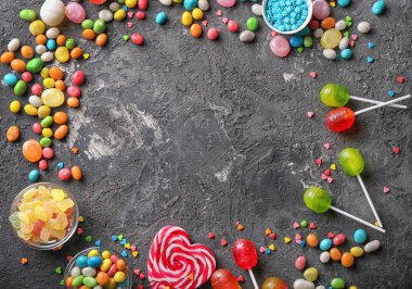 Çerçeve gri arka plan üzerinde renkli şekerler ile yapılan