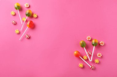 Lezzetli lolipop şekerler renk arka plan üzerinde ile