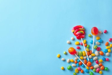 Renk arka plan üzerinde farklı lezzetli şeker