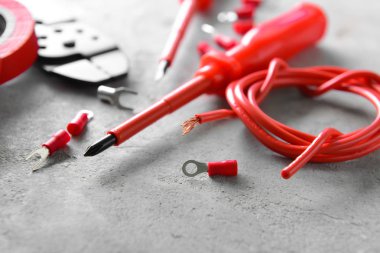 Gri arka plan üzerinde farklı elektrikçi malzemeleri