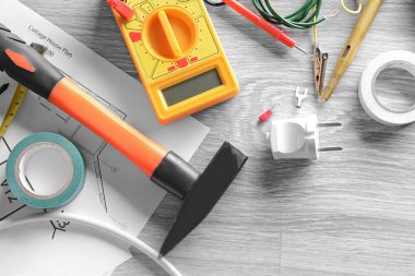 Elektrikçi malzemeleri ahşap arka plan üzerinde