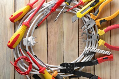 Elektrikçi malzemeleri ahşap arka plan üzerinde