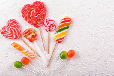 Üstten görünüm beyaz dokulu arka plan üzerinde renkli şekerler