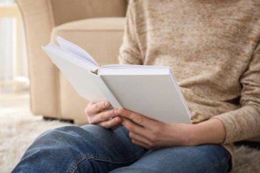 Kitap okumak, closeup genç adam