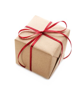 Beyaz arka planda güzel bir hediye kutusu