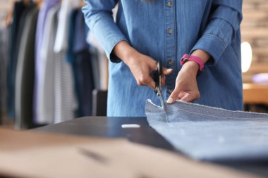 Atelier genç kadın terzi kesim kumaş