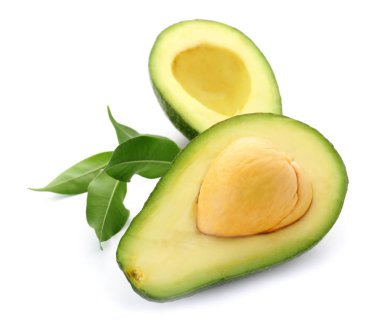 Beyaz arka plan üzerinde olgunlaşmış avokado yarısını