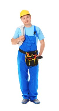 Beyaz arka plan üzerinde telleri ile olgun elektrikçi