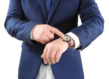 Beyaz arka plan üzerinde kol saati karşı olan adam. Zaman yönetimi kavramı