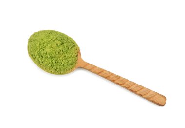 Kaşık toz matcha çay, beyaz izole ile