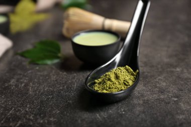 Kaşık toz matcha çay tablo