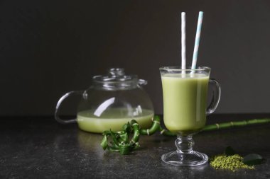 Cam bardak taze matcha çay tablo
