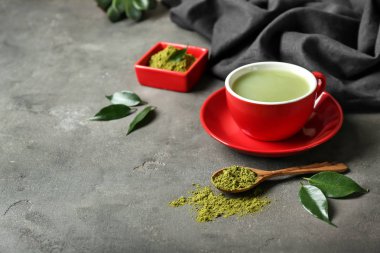 Taze matcha çay Kupası ve kaşık toz tablo ile