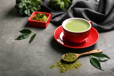 Taze matcha çay Kupası ve kaşık toz tablo ile