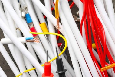 Multimetre ipuçları, closeup ile elektrik kabloları
