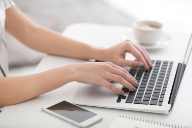 Ev ofis içinde laptop üzerinde çalışan kadın serbest meslek