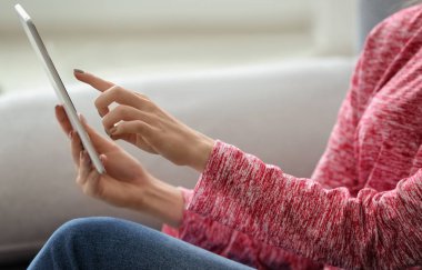 Evde Tablet Pc üzerinde çalışan kadın serbest meslek