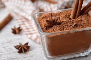 Ahşap masa, tatlı toz tarçın ile kase