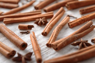 Ahşap zemin, closeup üzerine birçok tarçın