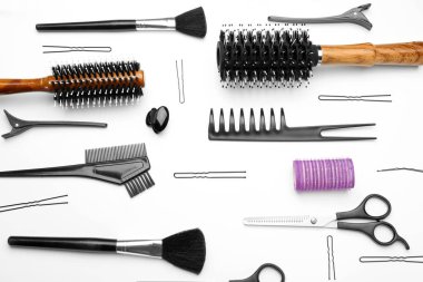 Beyaz arka plan üzerinde profesyonel berber malzemeleri