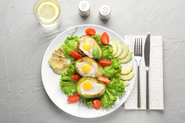 Tablo üzerinde avokado ve taze sebze pişmiş yumurta ile plaka