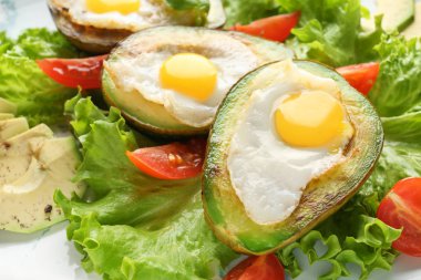 Plaka, closeup üzerinde avokado ve taze sebze pişmiş yumurta