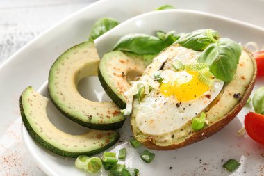 Yumurta ve taze sebze plaka, closeup ile lezzetli pişmiş avokado