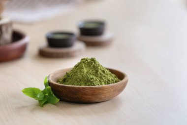 Toz matcha yeşil çay tablo ile kase