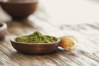 Kase toz matcha yeşil çay ve masada çırpma teli ile