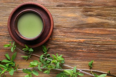 Ahşap masa taze matcha çay kase