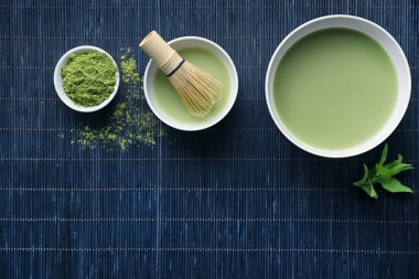 Taze matcha çay ve bambu hasır üzerinde toz kase