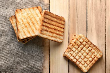 Ahşap masa lezzetli kızarmış ekmek