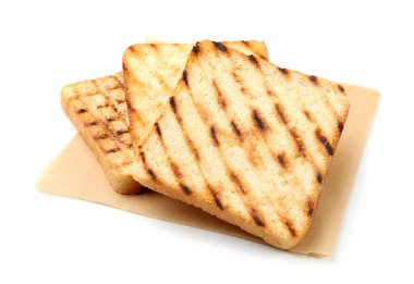 Beyaz zemin üzerine lezzetli kızarmış ekmek