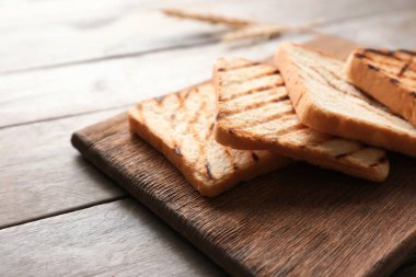 Ahşap tahta masada ekmek ile