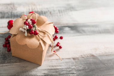 Ahşap arka plan üzerinde güzel Noel hediye kutusu